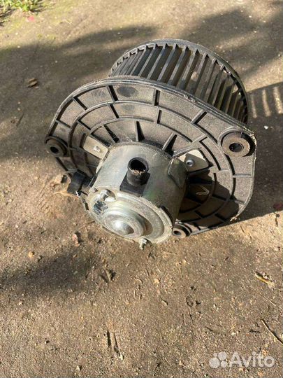 Мотор отопителя с крыльчаткой