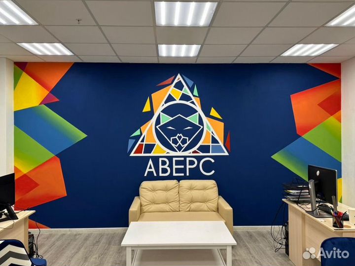 Роспись стен, художник