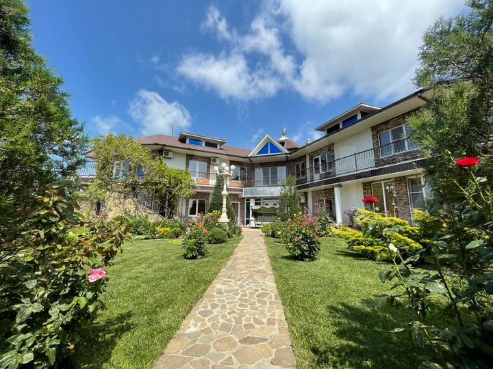 Коттедж 180 м² на участке 6 сот.