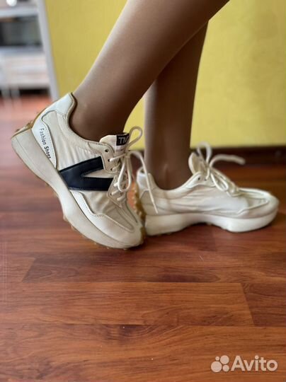 Кроссовки женские