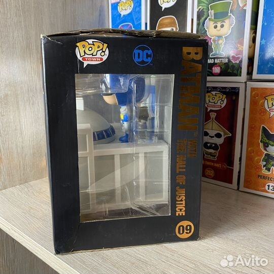 Funko Pop 09 Batman with the Hall of Justice