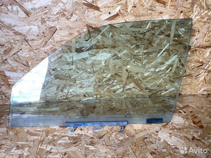 Стекло двери передней левой Volkswagen Passat