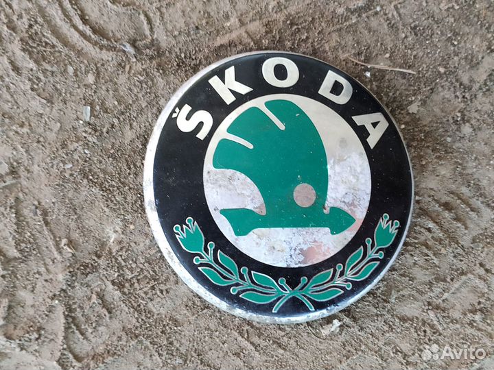 Эмблема на капот значок логотип skoda