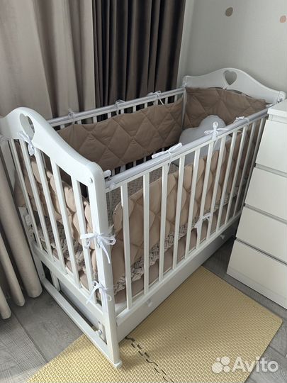 Детская кроватка с маятником белая 