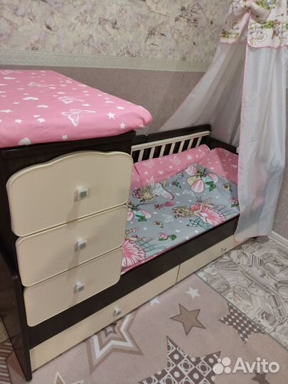 Детская кроватка с маятником и комодом