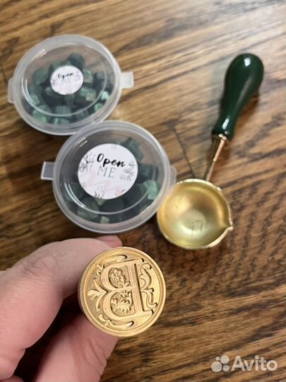 Сургучная печать B, ложечка и сургуч