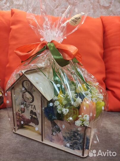 Чайный домик с чаем и букетом из мыла к 8 марта