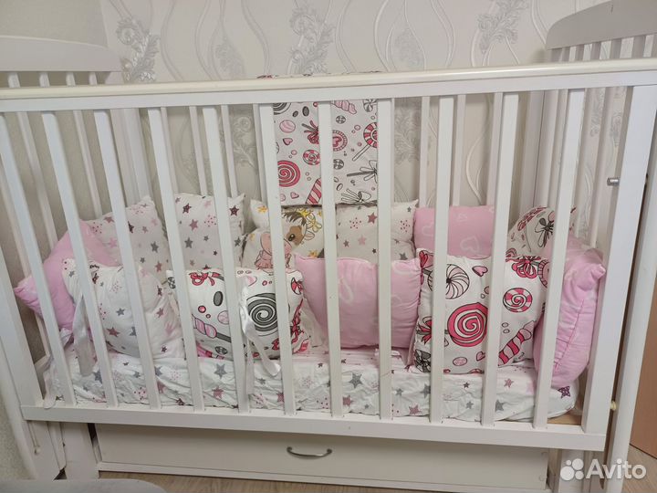 Детская кроватка с маятником и ящиком