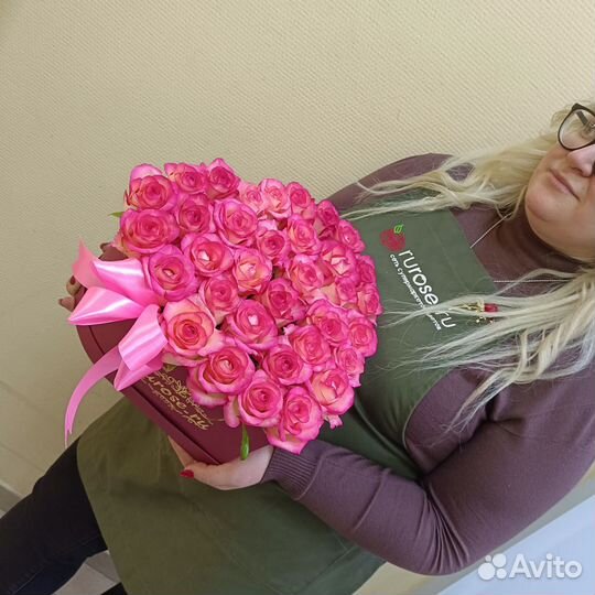 35 роз букет сердце в коробке