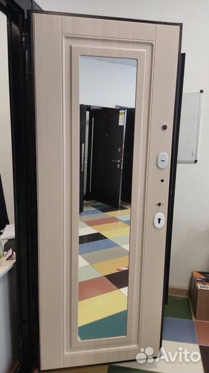 Входная дверь в квартиру с зеркалом, в наличии