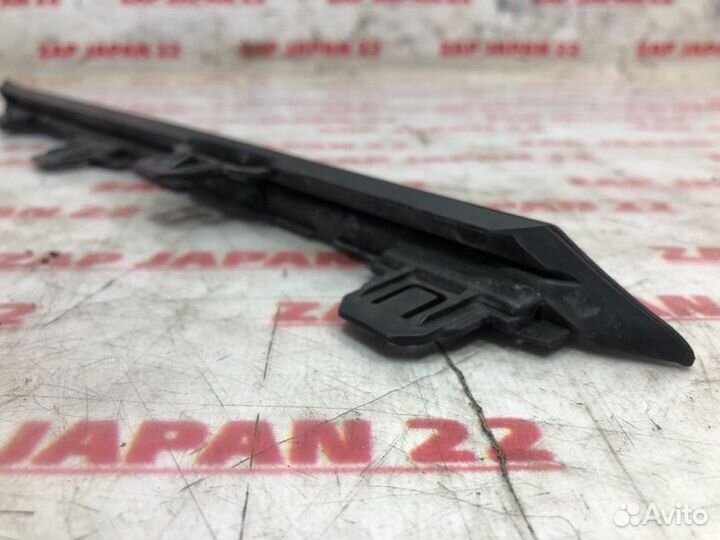 Молдинг решетки радиатора передний правый Toyota