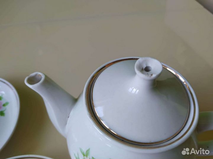 Заварочный чайник и 2 блюдца