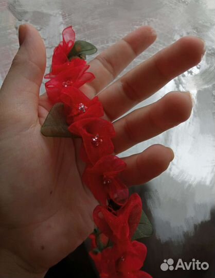 Венок с цветами из капроновых лент