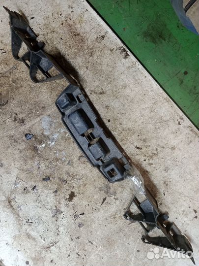 Кронштейн крепления заднего бампера центральный Renault Megane 2