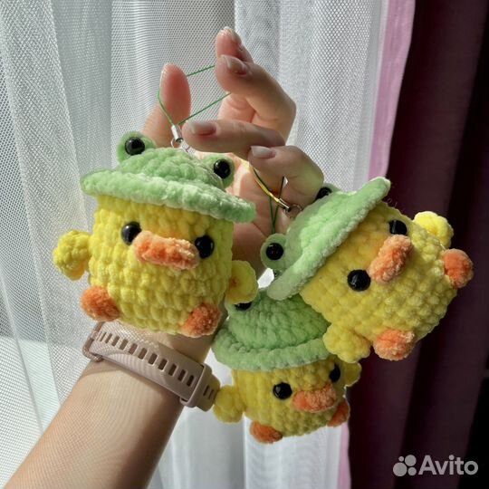 Уточка, брелок вязаный