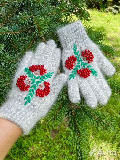 Перчатки пуховые с вышивкой рябина