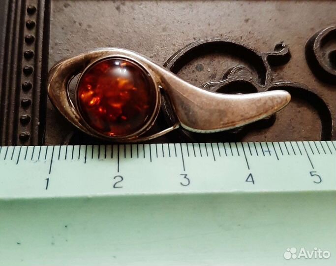 Брошь янтарь природный серебро 925пр.третий глаз