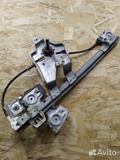 Стеклоподъемник механический задний правый Skoda