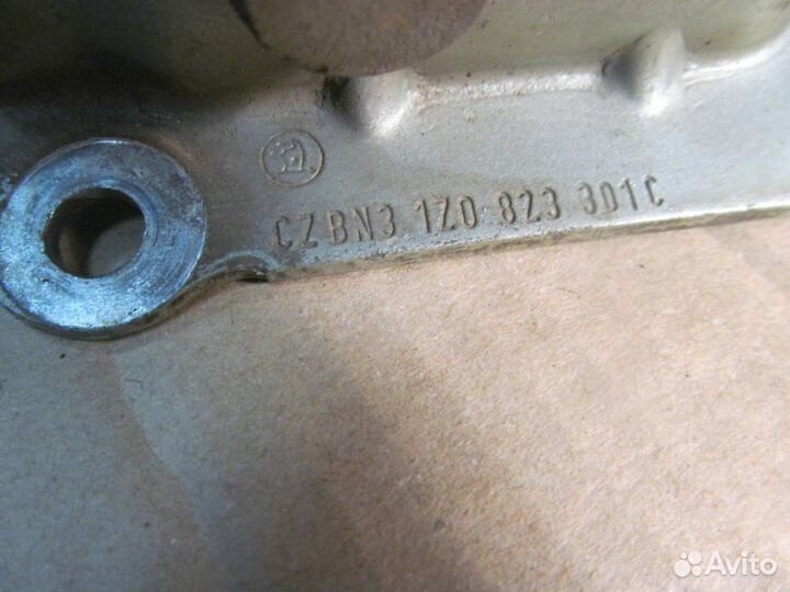 Петля капота левая Skoda Octavia A5 2004-2013