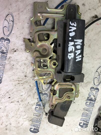 Замок задней левой двери Toyota noah в сборе