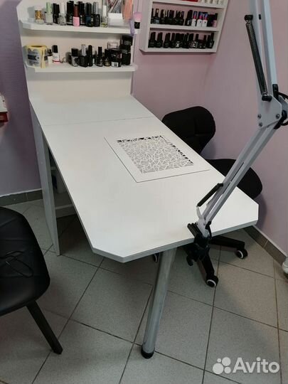 Маникюрный стол с вытяжкой
