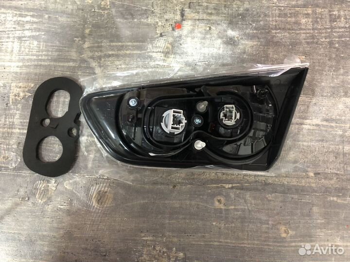 Фонарь задний левый внутренний Mitsubishi X / 10