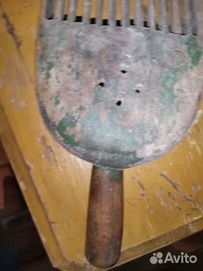 Старинная деревянная грабилка для сбора ягод