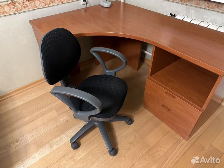 Стул офисный на колесах