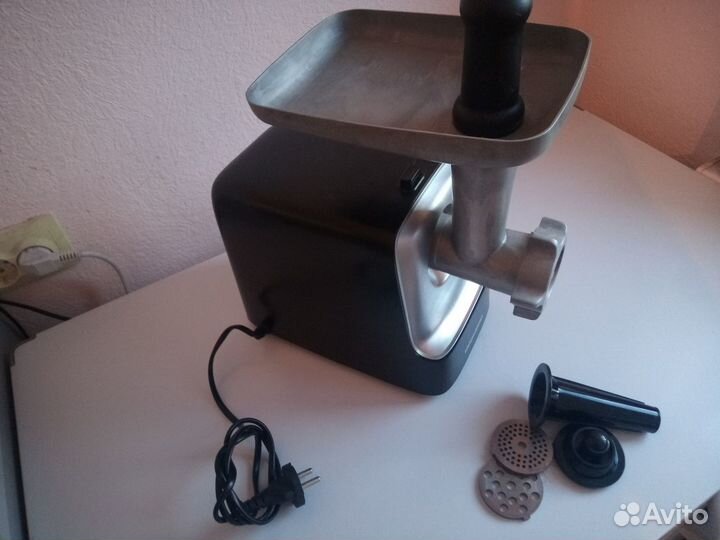 Продам мясорубку Redmond RMG-1235