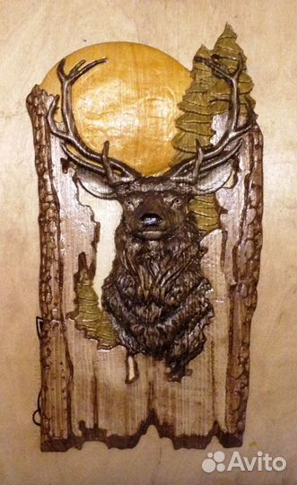 Олень в дереве и луна