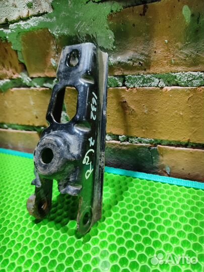 Кронштейн опоры двигателя задний Renault Duster