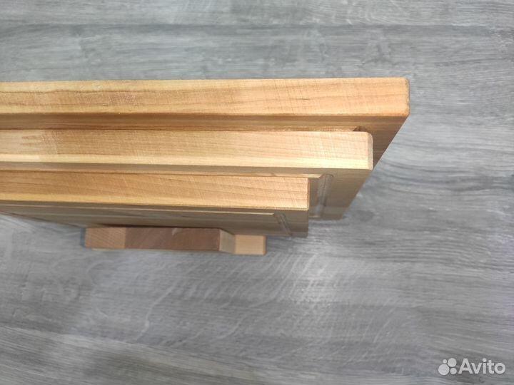 Набор разделочных досок из дерева на подставке