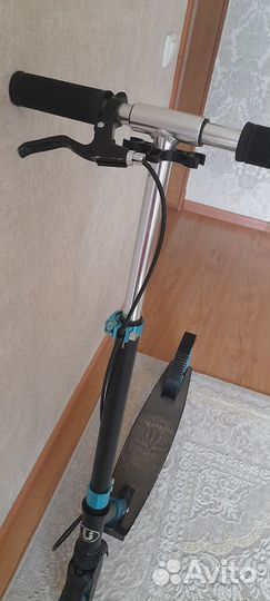 Самокат с ручным тормозом и передним амортизатором