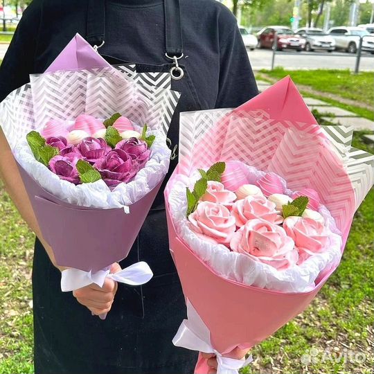 Клубничный букет с зефирными розами