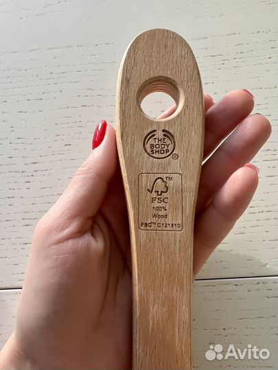 Массажная щетка body shop