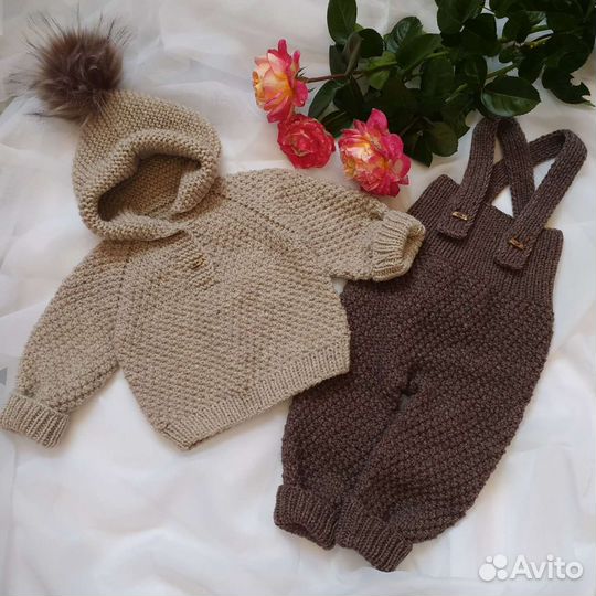 Вязаный костюм ручной работы