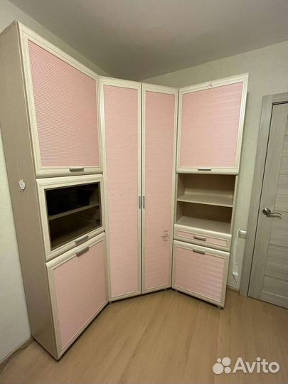 Детский уголок со столом и полкой