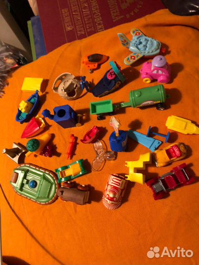 Россыпь деталей и фигурки из киндер сюрприза