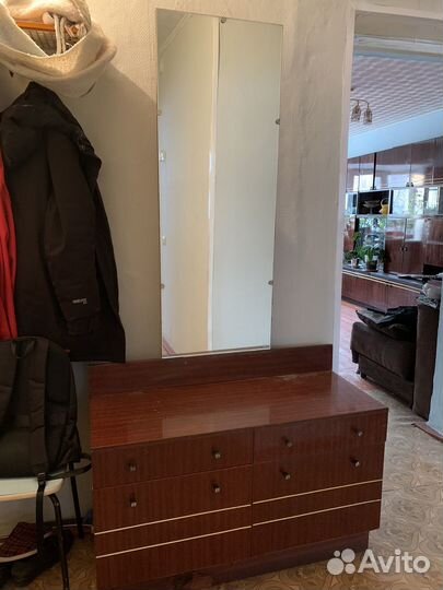 Трюмо с зеркалом