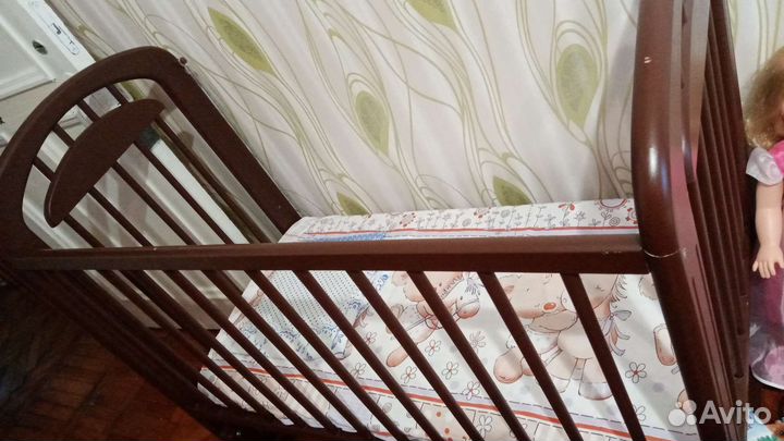 Детская кроватка с маятником