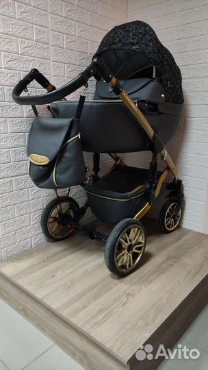 Коляска из чёрной экокожи