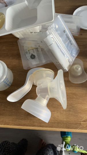 Молокоотсос ручной philips avent + контейнеры