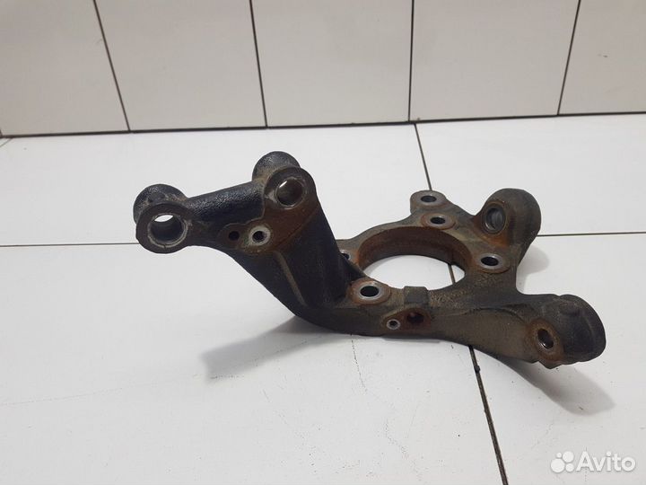 Кулак поворотный передний (левый)