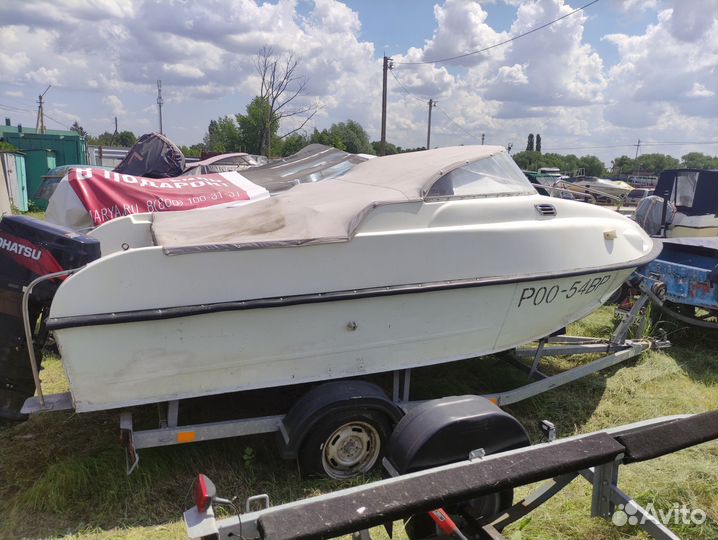 Катер с местом на пристани