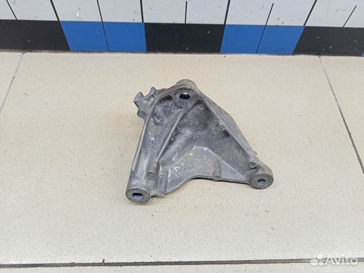 Б/У Б/У Кронштейн генератора 117107507R renault