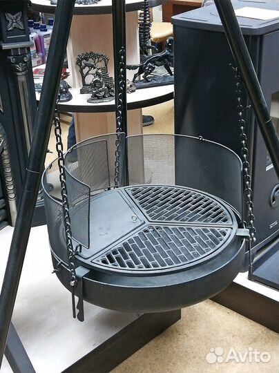 Барбекюшница на цепях с чугунной решеткой гриль