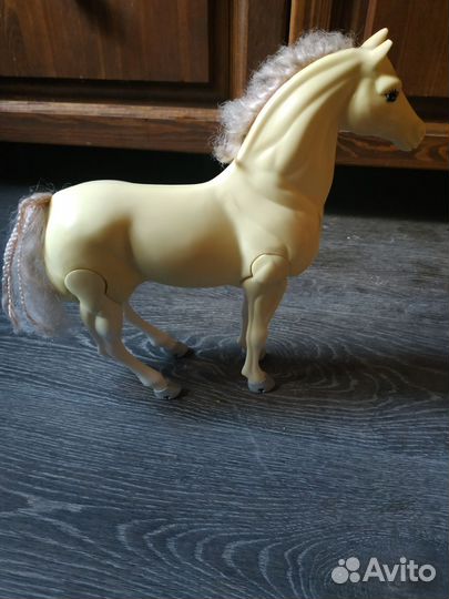 Белая лошадка, пластик