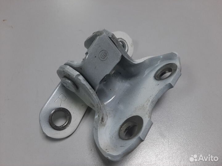 Петля двери передняя правая нижняя LC 200 (2007-15