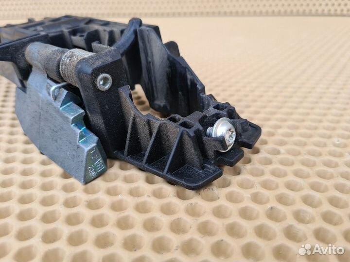 Кронштейн ручки двери левый Infiniti