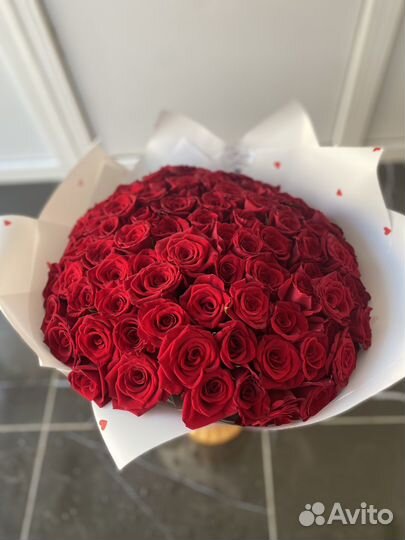 101 красная роза в упаковке